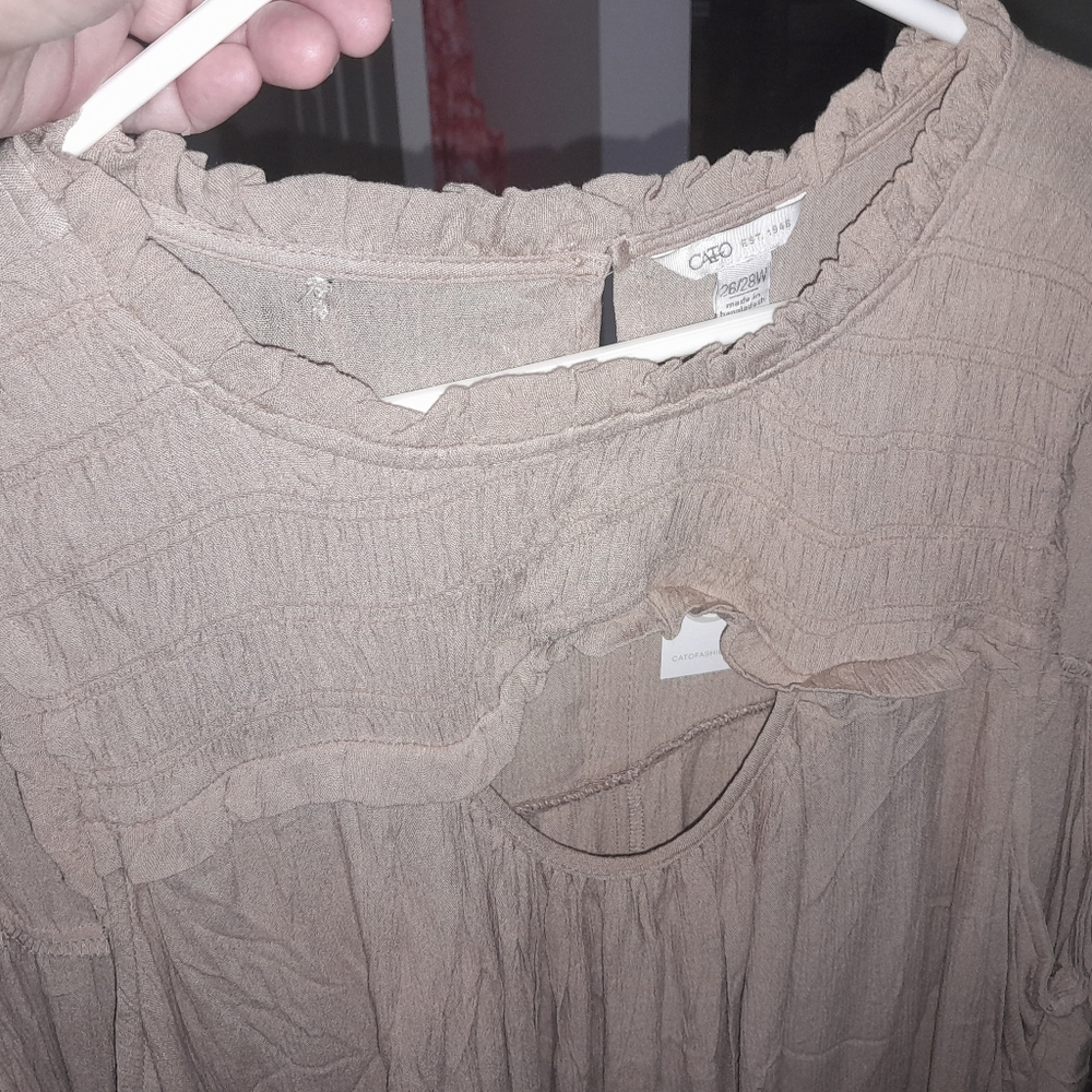 WOMANS 3X PLUS SIZE  TAN SLEEVELESS BLOUSE. GATHERS ON TOP LONGER LENGTH IN BACK
